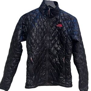 The North Face Black Quilted Jacket pink interior. Size XS